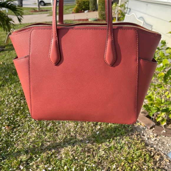 Michael Kors Tote with Structured Shape and Gold Hardware - Picture 5 of 15